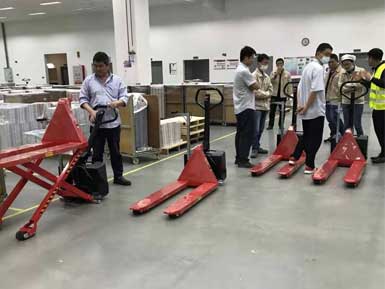 電動高升程搬運車交付使用，感謝廠家羅總親自跟客戶講解操作方法！